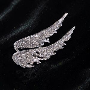 Beautiful Rhinestone Wings Brooch